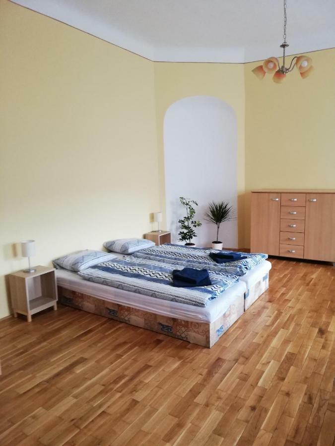 Apartmany Pod Divadlem ซนอยโม ภายนอก รูปภาพ